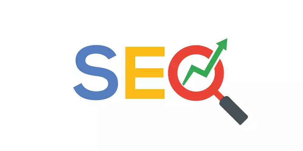 SEO uzraksts ar palielināmo stiklu un augšupejošu bultu — mājaslapas redzamība Google meklētājā